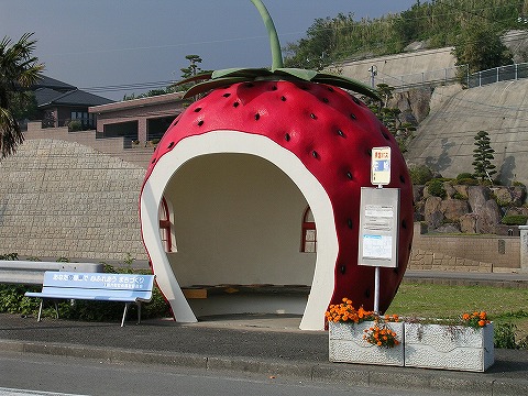 イチゴのバス停.jpg